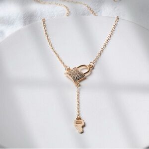 🔥4 For $25🔥

New Rhinestone Padlock & Key Necklace.